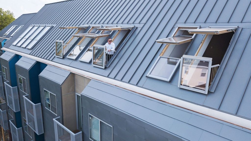 Современное здание: узнайте, как использовались возможности мансардных окон Современное здание: узнайте, как использовались возможности мансардных окон