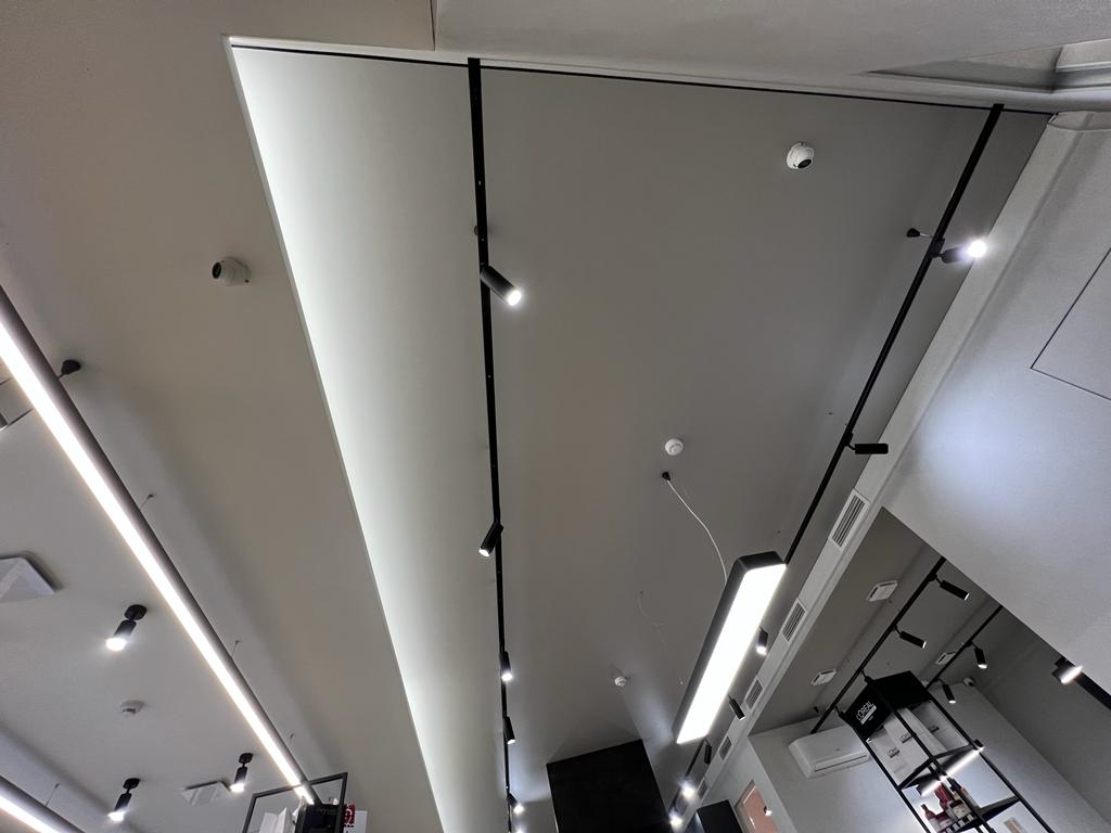 Натяжные потолки с трековым освещением | Atlantis