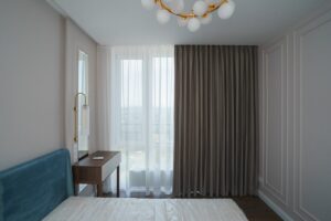 Польза плотных штор в интерьере